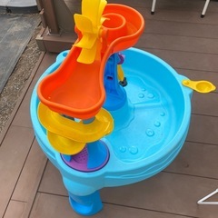 子供の水遊びの画像