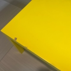 IKEAテーブルイエローの画像