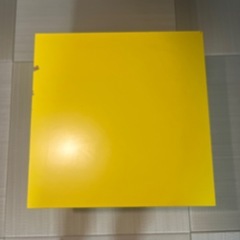 IKEAテーブルイエローの画像