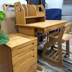 無垢材をふんだんに使ったKOIZUMI学習机（未使用品）の画像