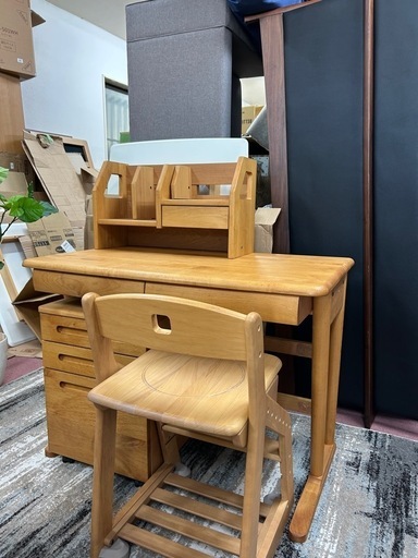 無垢材をふんだんに使ったKOIZUMI学習机（未使用品） 人気モデル 使い勝手良い 親切対応 発送通知あり テーブル