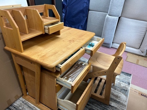 無垢材をふんだんに使ったKOIZUMI学習机（未使用品） 人気モデル 使い勝手良い 親切対応 発送通知あり テーブル