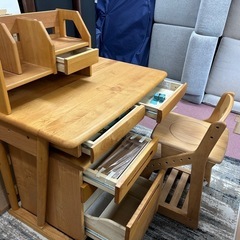 無垢材をふんだんに使ったKOIZUMI学習机（未使用品）の画像