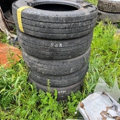 2トン4トンらへんのタイヤの画像