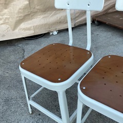 【2脚セット/🔴参考価格約3万円】ダイニングチェア レトロ調 スチール製 木製座面 二脚セット チェア リビング カフェ ダイニング 食卓椅子 椅子 イス カフェチェア 足置き 足掛け おしゃれ かわいい 西海岸 ヴィンテージ 北欧【横35.5奥43.5座面高43.1背高74.5】の画像