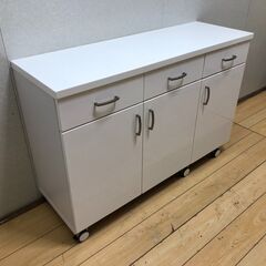 ニトリ キッチンカウンター 幅120 ホワイト 鏡面仕上げ キャスター付き 引き出し 扉収納 棚板可動 キッチン収納　【糸島市内 送料無料】88240-1-006の画像