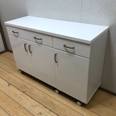ニトリ キッチンカウンター 幅120 ホワイト 鏡面仕上げ キャスター付き 引き出し 扉収納 棚板可動 キッチン収納　【糸島市内 送料無料】88240-1-006の画像