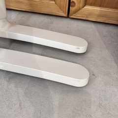 ●無料●高さ調整可能　IKEA BEKANT 白テーブル 大の画像