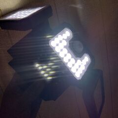 センサー３灯ライトソーラーの画像