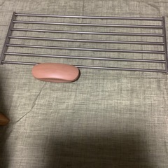 吊り下げるステンレスの棚の画像