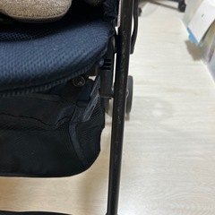 アップリカ　軽量折りたたみベビーカー　風通しウィンドウ付きの画像
