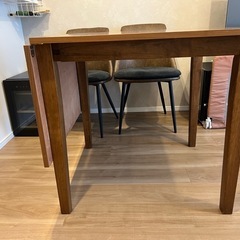 伸縮ダイニングテーブル、椅子×4脚の画像