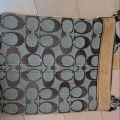 コーチ スマホショルダーバッグ ベージュ系の画像