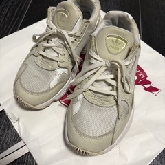 アディダススニーカーの画像