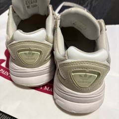 アディダススニーカーの画像