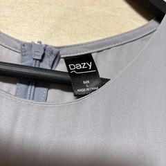 グレーのワンピースの画像