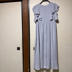 グレーのワンピースの画像