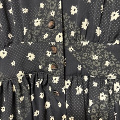 黒の花柄ワンピースの画像