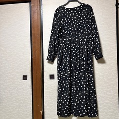 黒の花柄ワンピースの画像