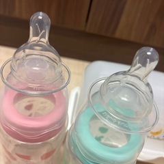 哺乳瓶と消毒ケースの画像