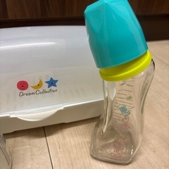 哺乳瓶と消毒ケースの画像