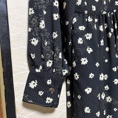 黒の花柄ワンピースの画像