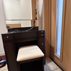 木製ドレッサー 椅子付き 福岡周辺は配送可能で、引き取りもOKです。 木製ドレッサー 椅子付き 福岡周辺は配送可能で、引き取りもOKです