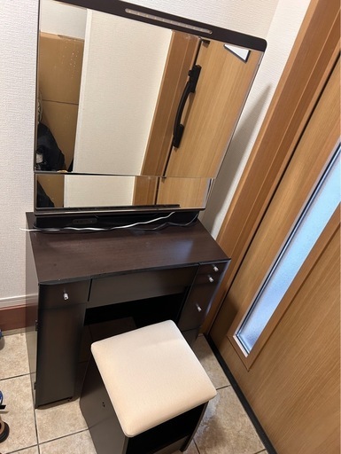 木製ドレッサー 椅子付き 福岡周辺は配送可能で、引き取りもOKです