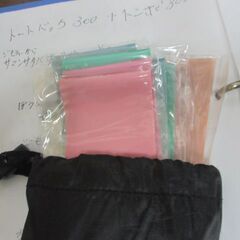 ストレッチ用のゴムバンド　棚のどこかに置いてますの画像
