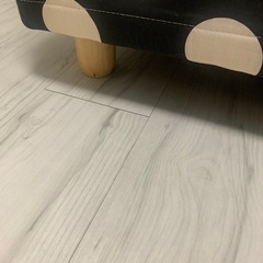 脚付きシングルベッドの画像