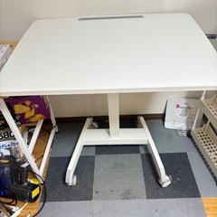 パソコンテテーブルの画像