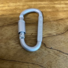 シルバーのカラビナの画像