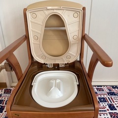 家具調ポータブルトイレの画像
