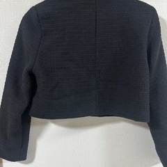 クロップド丈ジャケット、金色のボタンの画像