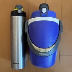 保冷用のジャグと水筒の画像