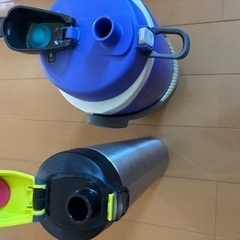 保冷用のジャグと水筒の画像