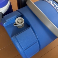 保冷用のジャグと水筒の画像