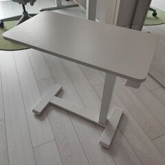 IKEA　昇降テーブル　BOLLSIDAN ボッルシダン　ラップトップデスクの画像