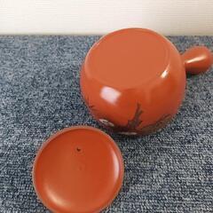 オレンジ色の花柄装飾が施された陶器製の丸型急須 未使用の画像