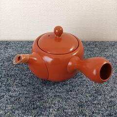 オレンジ色の花柄装飾が施された陶器製の丸型急須 未使用の画像