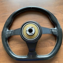 ナルディステアリング本革巻と車内用ミスト加湿器付きの画像