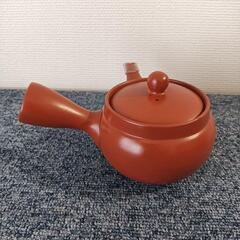 赤い丸型急須、金属製の茶こし付き
未使用 倉庫保管品の画像