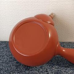 赤い丸型急須、金属製の茶こし付き
未使用 倉庫保管品の画像