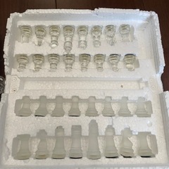 ファーストアロー ガラスチェスセット スモーク&クリアの画像