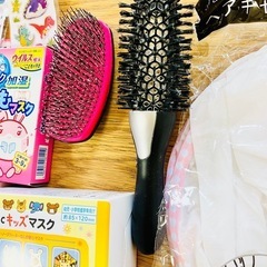 子供セット　新品2箱　子供用マスク60枚　散髪　クシ　タングルティーザー　マスク　のどぬーる　シールなどの画像