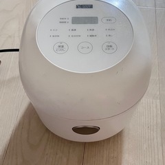 冷蔵庫、洗濯機、炊飯器、ケトル、電子レンジの5点セットの画像