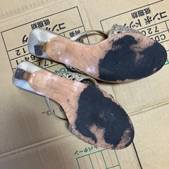 ゴールドサンダルの画像