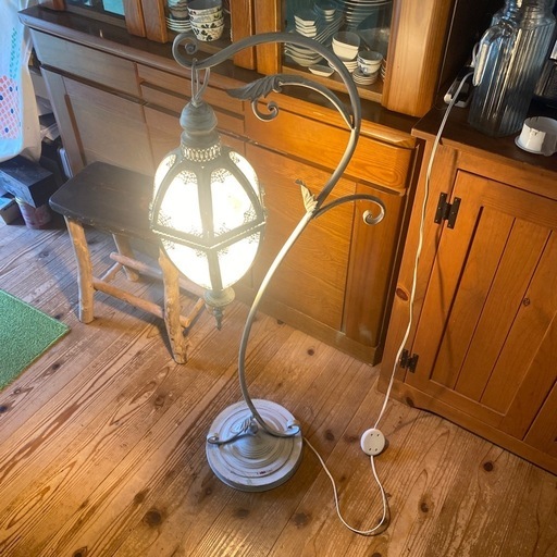 装飾的なフロアスタンド ホワイトゴールド　アンティーク調　ロココ調　姫系 装飾的なフロアスタンド ホワイトゴールド アンティーク調 ロココ調 姫系