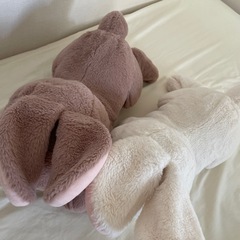 大きなうさぎのぬいぐるみ2体の画像