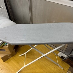 折りたたみ式アイロン台の画像